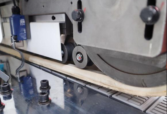 Painéis de alta qualidade Máquina de bandagem de borda de laser inteligente sem costura